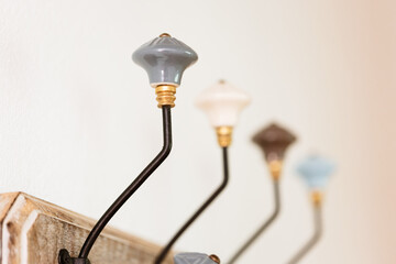 Détail du joli porte-manteau mural