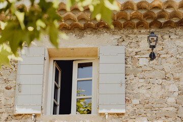 La fenêtre et les volets ouverts de la maison provençale