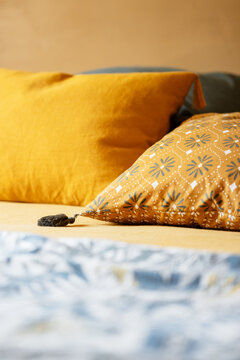Invitation au sommeil dans un linge de lit jaune et bleu