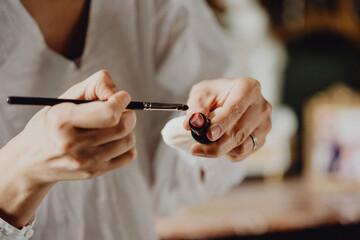 Appliquer le rouge à lèvres © lorabarra