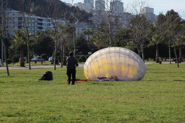 Obraz premium An old guy with a parachute at Samsun