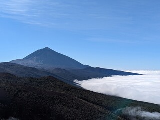 Der Pico del Teide im Parque Nacional del Teide auf Teneriffa in Spanien bei blauem Himmel und...