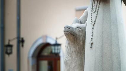 Photo sur Plexiglas Lama statue of a dog and a monk