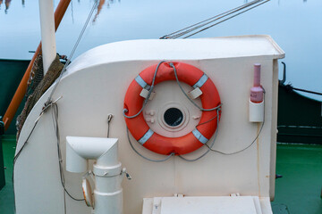 Ein Rettungsring hängt an Bord eines Schiffes