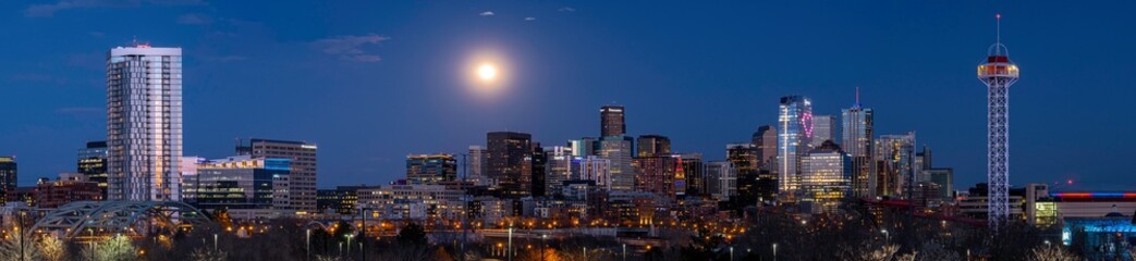 Fototapeta na wymiar Supermoon rising over Denver, Colorado