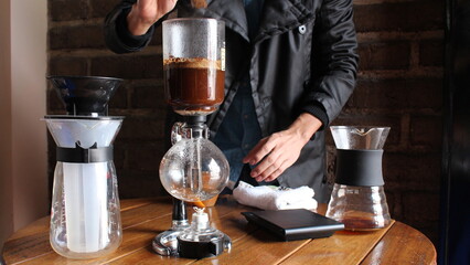 Preparando cafe sifon japones