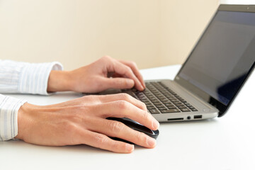 パソコンを操作する男性