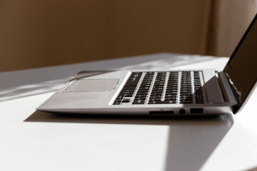 机の上のノートパソコン