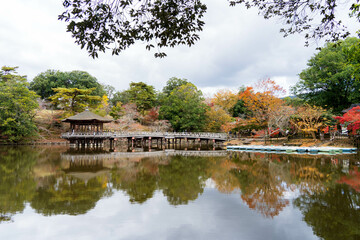 紅葉する奈良の浮見堂がある風景