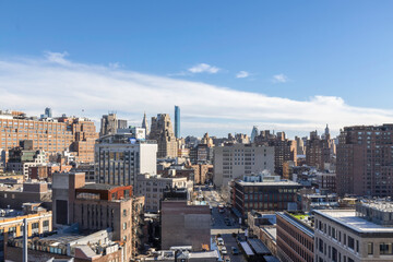 Obraz premium High view of lower Manhattan looking north, buildings, streets, traffic, blue sky and clouds, sunny, nobody