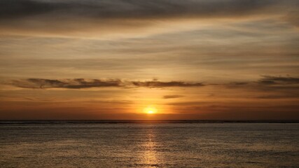 Obraz premium Beautifull sunset in the afternoon vibes with cloudy sky