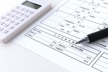 保険内容の見直しシートとボールペン