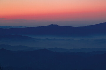 Fototapeta na wymiar Vista di una montagna piatta dopo il tramonto, Sasso Simone, Marche.