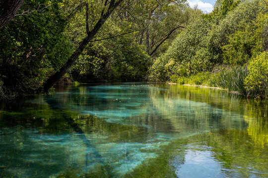 Vista sulle acque limpide del Fiume Tirino, Capestrano, abruzzo.