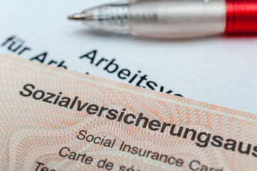 Fototapeta premium Sozialversicherungsausweis und Arbeitsvertrag in Deutschland