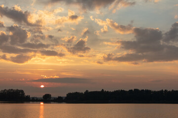 Obraz premium Golden sunset on the lake.