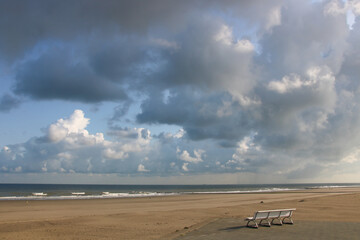 banc sur la plage vide d'Ostende en Belgique devant la mer le matin