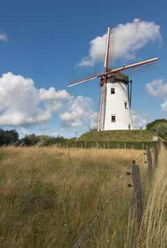  le moulin de Damme (appell&eacute; "Schellemolen") est en point de mire sur plusieurs kilom&egrave;tres pour les cyclistes qui arrivent depuis Bruges au bord du canal Damse Vaart