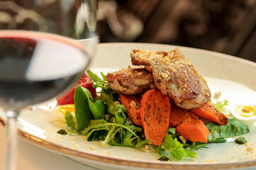 warm salad with chicken, spinach and carrots

