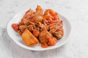 豚肉とジャガイモのトマトソース