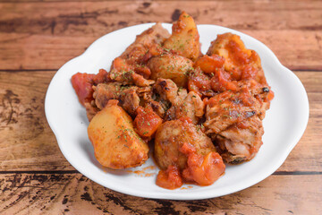 豚肉とジャガイモのトマトソース