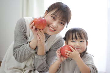 リンゴを持つ親子