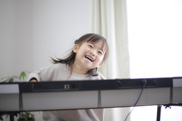 ピアノの練習をする女の子