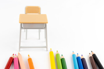 色鉛筆と玩具の勉強机。美術の授業イメージ