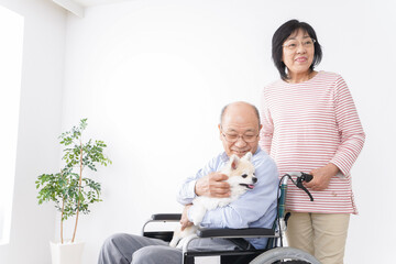 Obraz premium 介護をする高齢の夫婦