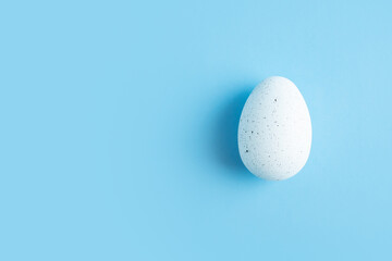 easter background, easter egg on blue background, happy easter, copy space