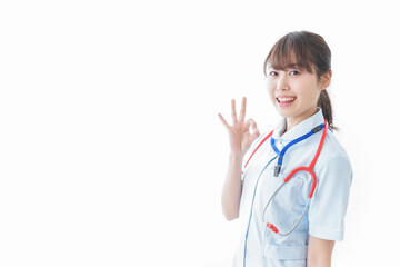 笑顔の若い看護師