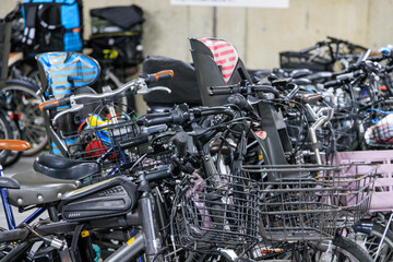 Fototapeta premium 駐輪場に置かれた自転車