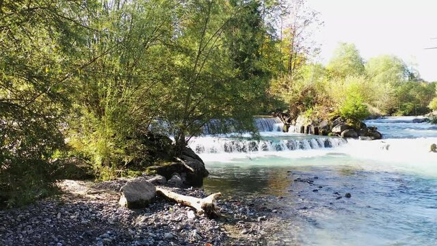 Drohnenvideo Luftaufnahme vom Illerursprung bei Oberstdorf im Sommer. Zusammenfluss von Trettach, Stillach und Breitach.Oberstdorf, Oberallg&auml;u, Schwaben, Bayern, Deutschland.