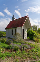 Fototapeta premium Kleine Kapelle in den Weinbergen auf der Weininsel bei Sommerach an der Vokacher Mainschleife, Landkreis Kitzingen, Unterfranken, Franken, Bayern, Deutschland