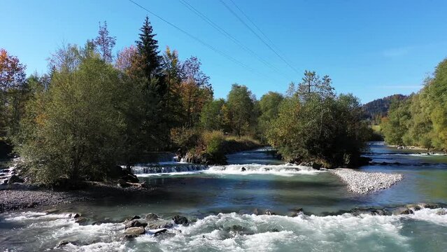 Drohnenvideo Luftaufnahme vom Illerursprung bei Oberstdorf im Sommer. Zusammenfluss von Trettach, Stillach und Breitach.Oberstdorf, Oberallg&auml;u, Schwaben, Bayern, Deutschland.
