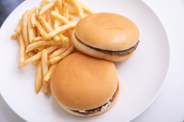 ハンバーガーとポテト