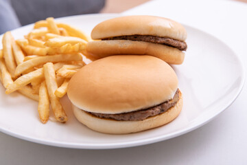 ハンバーガーとポテト