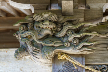 神社の龍の見事な彫り物