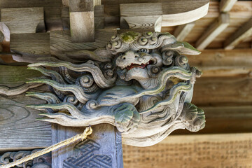神社の龍の見事な彫り物