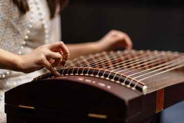 femme jouant au guzheng pour le nouvel an chinois