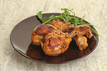 Roasted chicken leg with rucola