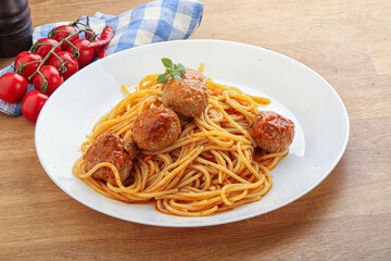 Spaghetti with meatball in tomato sause
