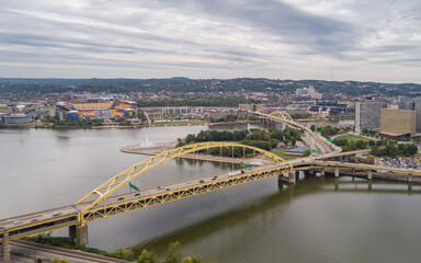 Fototapeta premium Fort Pitt Bridge in Pittsburgh, Pennsylvania. Monongahela river and Cityscape in Background