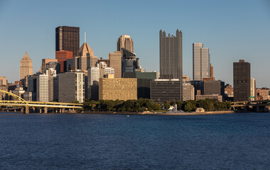 Obraz premium Cityscape of Pittsburgh, Pennsylvania. Allegheny and Monongahela Rivers in Background. Ohio River. Pittsburgh Downtown With Skyscrapers and Beautiful Sky