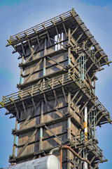 Großer Holzturm auf einem Industriemuseum