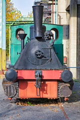 Frontansicht einer alten Dampflok in einem Industriemuseum
