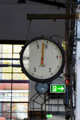 großes Zeitmessgerät in einem Industriemuseum