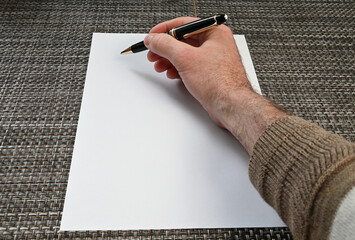 hand eines mannes mit kugelschreiber weisses blatt papier im hintergrund