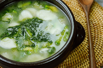 Tteokguk, Korean Seaweed fulvescens Sliced Rice Cake Soup : Oval-shaped rice cake cooked in broth. A traditional Lunar New Year dish. Clear beef broth is most commonly used, but chicken or seafood may