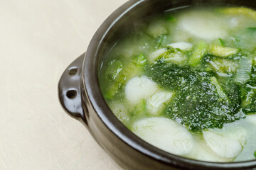 Tteokguk, Korean Seaweed fulvescens Sliced Rice Cake Soup : Oval-shaped rice cake cooked in broth. A traditional Lunar New Year dish. Clear beef broth is most commonly used, but chicken or seafood may